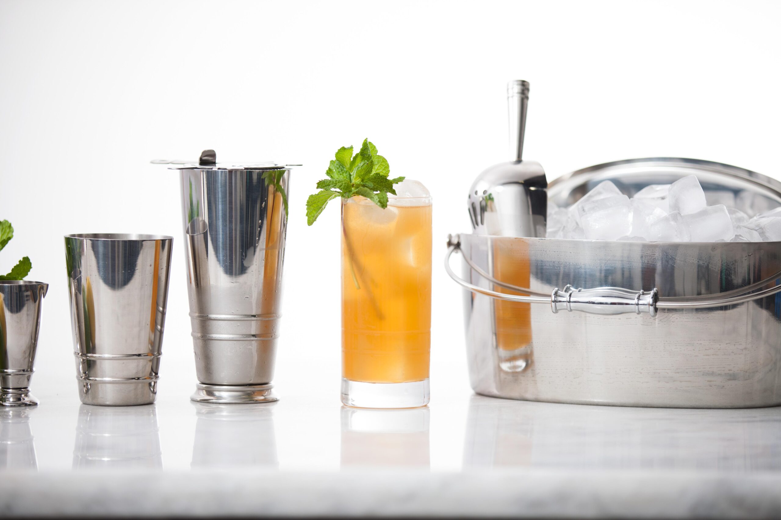 This Timeless Home Bar Set is the Perfect Gift for Father’s Day